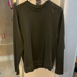Lulu casual dress crewneck. Men’s size Large and in good condition. Dark green